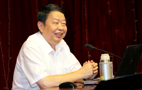 陈景河探望新入职职工 为“立异”注入新内在